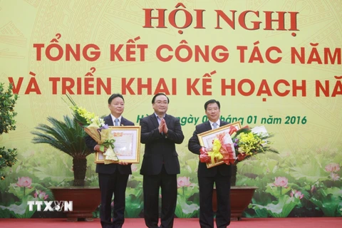 Phó Thủ tướng Hoàng Trung Hải (đứng giữa) trao tặng Danh hiệu Chiến sĩ thi đua Toàn quốc của Thủ tướng Chính phủ cho Thứ trưởng Trần Hồng Hà và Thứ trưởng Nguyễn Thái Lai. (Nguồn: TTXVN)