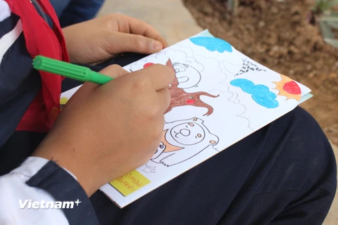 Phát động cuộc thi vẽ tranh bảo vệ gấu tại trường tiểu học Phụng Thượng, huyện Phúc Thọ, Hà Nội. (Ảnh: Hùng Võ/Vietnam+)