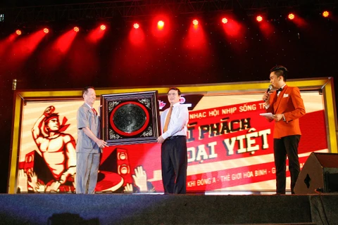 Anh hùng lao động, nghệ nhân Trần Văn Sen – Chủ tịch HĐQT Tập đoàn Hương Sen trao quà tượng trưng cho các chiến sĩ tại Hoàng Sa, Trường Sa