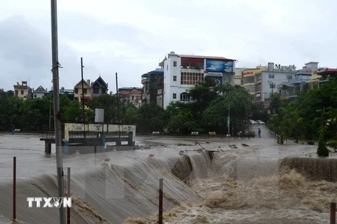 Thành phố Uông Bí ngập sâu trong nước lũ xảy ra vào năm 2015. (Nguồn ảnh: TTXVN)