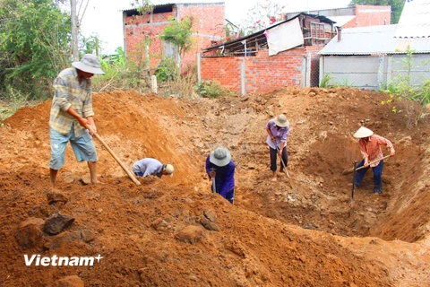 Để "cứu khát" người dân huyện Ba Tri, tỉnh Bến Tre đành phải đào giếng cạn để vét nước ngầm đang cạn kiệt. (Ảnh: Hùng Võ/Vietnam+)
