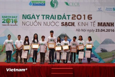 Các bạn trẻ đạt giải cuộc thi Nói hộ sông hồ tại sự kiện Ngày Trái Đất. (Ảnh: Hùng Võ/Vietnam+)