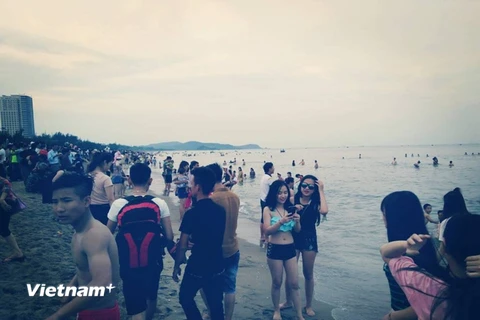 Mới hai ngày đầu dịp nghỉ lễ nhưng khách du lịch đã nườm nượp kéo đến bãi biển Cửa Lò. (Ảnh: Hùng Võ/Vietnam+)