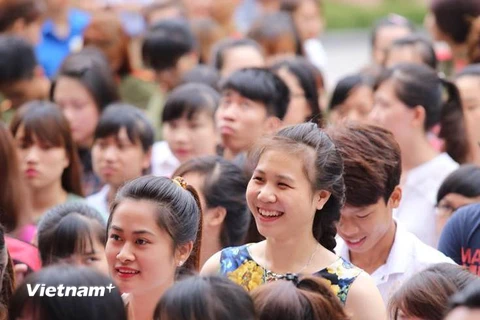 Sinh viên rạng rỡ tại điểm bỏ phiếu khu vực trường Đại học sư phạm Hà Nội. (Ảnh: Minh Sơn/Vietnam+)