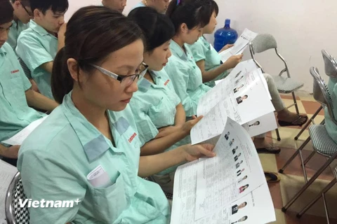Công nhân các doanh nghiệp FDI Hà Nội tham gia bầu cử. (Ảnh: Hồng Kiều/Vietnam+)