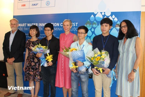 Đại sứ Thụy Điển Camilla Mellander (đứng giữa) trao giải cho đội chiến thắng. (Ảnh: Hùng Võ/Vietnam+)
