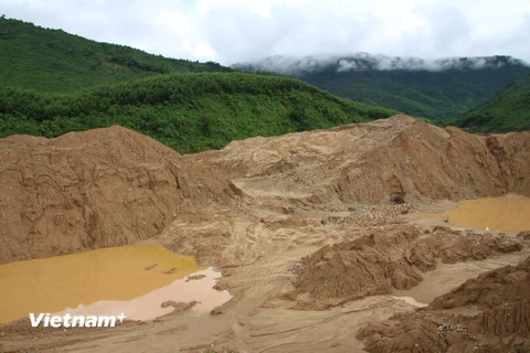 Một bãi khai thác vàng trái phép tại huyện Nam Giang, tỉnh Quảng Nam. (Ảnh: PV/Vietnam+)