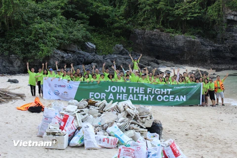 Hơn 100 tình nguyện viên chung tay dọn rác tại một số đảo trong Vịnh Hạ Long. (Ảnh: Hùng Võ/Vietnam+)