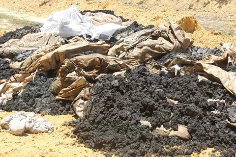 Chất thải của Formosa được chôn lấp tại Hà Tĩnh. (Nguồn: TTXVN)