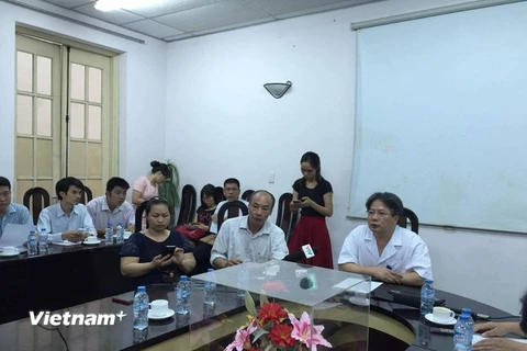 Giáo sư Trần Bình Giang, Phó Giám đốc Bệnh viện Việt Đức chủ trì buổi họp báo về vụ mổ nhầm chân vào sáng 20/7. (Ảnh: Minh Sơn/Vietnam+)