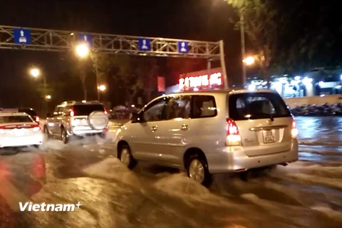 Cảnh báo một số tuyến đường bị ngập nặng ở nội thành Hà Nội. (Ảnh: Hùng Võ/Vietnam+)