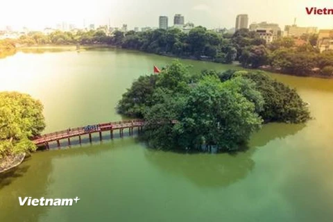 Chung tay bảo vệ môi trường để có những không gian xanh như Hồ Gươm. (Ảnh: Vietnam+)
