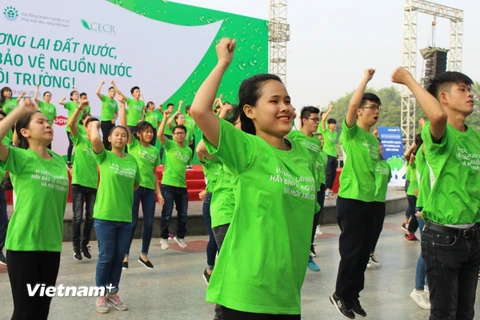 Hàng trăm bạn trẻ nhảy flashmob kêu gọi bảo vệ môi trường hồ Hà Nội. (Ảnh: Đạt Hùng/Vietnam+)