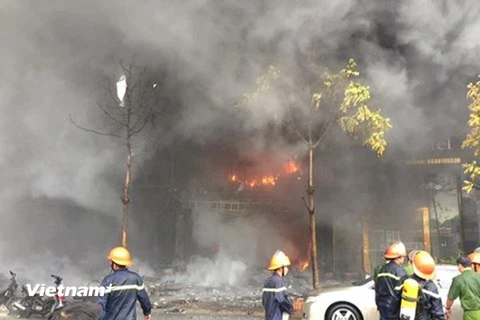 [Photo] Cháy lớn tại quán karaoke trên đường Trần Thái Tông