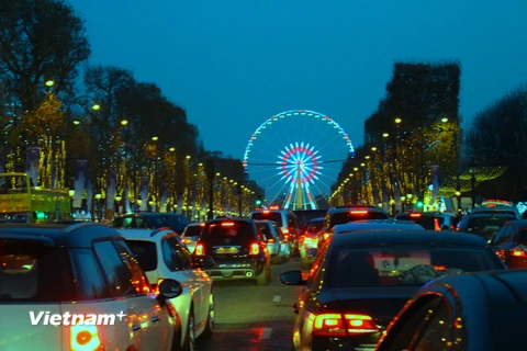 Buổi tối, đại lộ Champs Elysées lộng lẫy với “ngàn sao” nhấp nháy trên hai hàng cây chạy dài thẳng tắp hướng đến Khải Hoàn Môn. (Ảnh: Hùng Võ/Vietnam+)