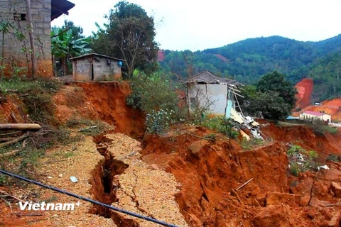 Hoạt động khai khoáng làm sạt lở đất, nhà dân ở tỉnh Cao Bằng. (Ảnh: Hùng Võ/Vietnam+)