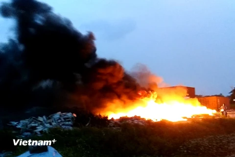 Bãi rác thải tại thôn Quan Độ, xã văn Môn, huyện Yên Phong, tỉnh Bắc Ninh bùng cháy dữ dội vào tối 13/2/2017. (Ảnh: N.V/Vietnam+)