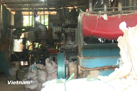 Xưởng sản xuất tạo hạt nhựa của hộ ông Nguyễn Văn Thành tại thôn Dược Hạ, xã Tiên Dược. (Ảnh: Mai Mạnh/Vietnam+)