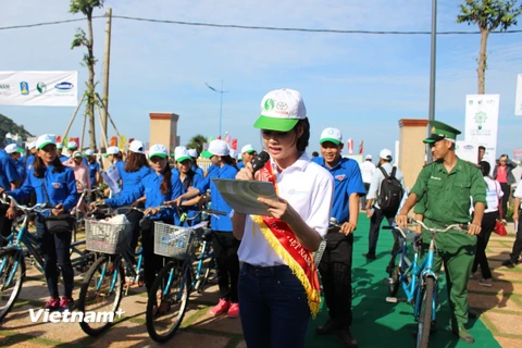 Hoa hậu biển Việt Nam 2016 Phạm Thùy Trang phát động chương trình đạp xe. (Ảnh: H.V/Vietnam+)