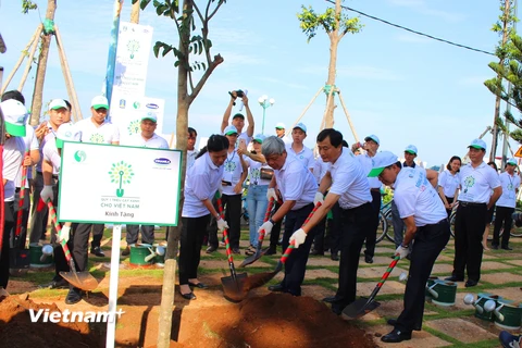 Các đại biểu dự tham gia nghi thức trồng cây xanh tại thành phố Vũng Tàu. (Ảnh: H.V/​Vietnam+)