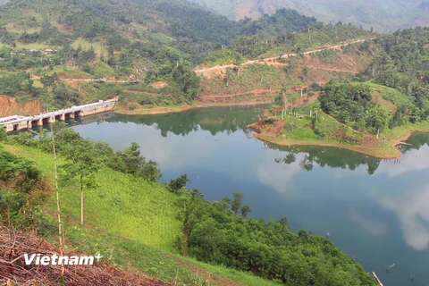 Sông Miện tại tỉnh Hà Giang bị các nhà máy thủy điện thắt lại, ngăn thành những hồ đập lớn. (Ảnh: Hùng Võ/Vietnam+)