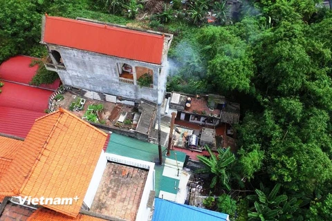 Cơ sở tạo hạt nhựa trong khu dân cư của ông Nguyễn Văn Thành đã bị cơ quan chức năng yêu cầu dừng hoạt động, vẫn ngang nhiên nhả khói. (Ảnh: H.V/Vietnam+)