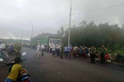 Người dân chặn xe chử rác vào bãi rác Nam Sơn, huyện Sóc Sơn, Hà Nội. (Nguồn ảnh: Quý Lê)