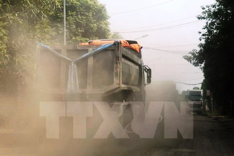 Xe tải lưu thông gây bụi mù mịt tại Phú Thọ. (Ảnh: Trung Kiên/TTXVN)