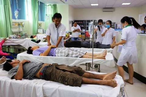 Bệnh nhân nghi ngộ độc thực phẩm được cấp cứu tại, Bệnh viện Nguyễn Đình Chiểu, tỉnh Bến Tre. (Ảnh: Trần Thị Thu Hiền/TTXVN)