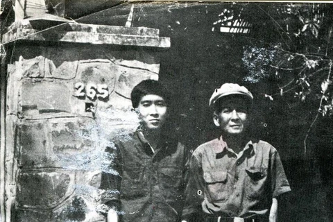 Giáo sư bác sĩ Yit Kim Seng và con trai ông trước ngôi nhà cũ ở thủ đô Phnom Penh sau ngày giải phóng tháng 1/1979. (Ảnh: Vũ Xuân Bân/TTXVN cung cấp)