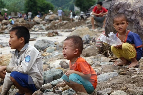 Trẻ em bản Hua Nậm, xã Nặm Păm, huyện Mường La, tỉnh Sơn La buồn bã, thẫn thờ sau mưa lũ ngày 5/8. (Ảnh: Nguyễn Cường/TTTXVN)