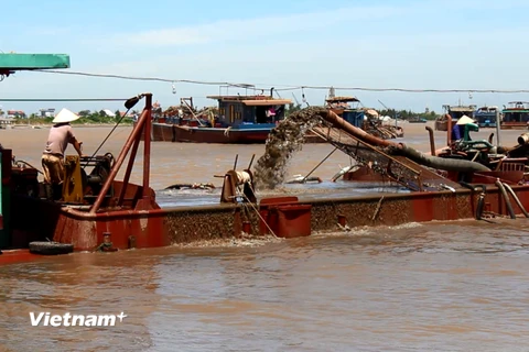 Tàu hút cát trước cửa biển Ba Lạt thuộc địa phận huyện Giao Thủy, tỉnh Nam Định. (Ảnh: Hùng Võ/Vietnam+)