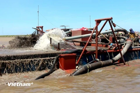 Hoạt động khai thác cát trên sông Hồng, trước cửa biển Ba Lạt, tỉnh Nam Định. (Ảnh: Hùng Võ/Vietnam+)