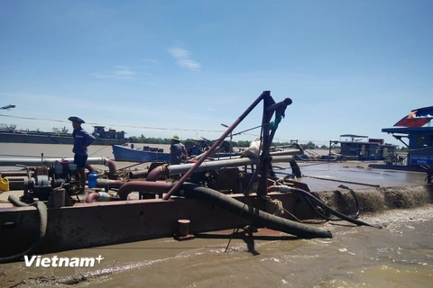 Tàu thuyền khai thác cát tại mỏ cát Giao Thiện, huyện Giao Thủy, tỉnh Nam Định. (Ảnh: Hùng Võ/Vietnam+)