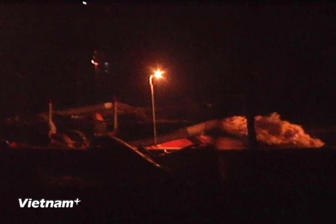 Tàu hút cát ngay sát bờ sông thuộc địa bàn phường Hồng Châu, thành phố Hưng Yên, vào rạng sáng 22/9. (Ảnh: Mai Mạnh/Vietnam+)