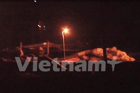Hoạt động khai thác cát trái phép ven sông Hồng diễn ra rầm rộ lúc rạng sáng 22/9, tại phường Hồng Châu. (Ảnh: Mai Mạnh/Vietnam+)