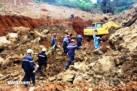 Sau gần 7 ngày tìm kiếm, đến 11 giờ ngày 18/10, lực lượng chức năng đã tìm thấy 2 nạn nhân cuối cùng vụ sạt núi khiến 18 người tử nạn tại Hòa Bình.(Ảnh: Hùng Võ/Vietnam+)