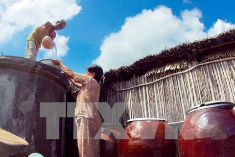 Người dân tỉnh Bến Tre tích nước trong mùa khô hạn. (Nguồn: TTXVN) 