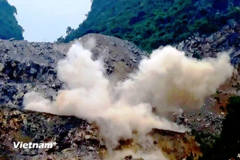 Hoạt động nổ mìn khai thác đá tại huyện Lương Sơn, tỉnh Hòa Bình. (Ảnh: H.V/Vietnam+)