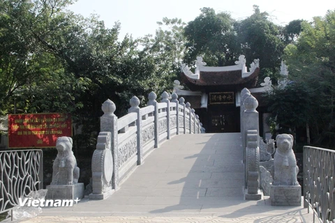 Trước cổng đền Cẩu Nhi có hai con chó bằng đá án ngữ. (Ảnh: Mai Mạnh/Vietnam+)