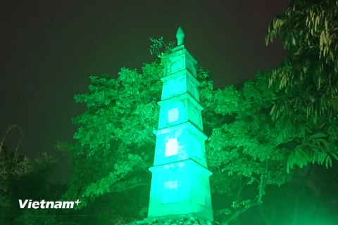 Tháp Bút được nhuộm xanh bằng hệ thống đèn LED.(Ảnh: Hùng Võ/Vietnam+)