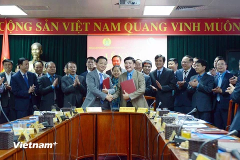 Lễ ký kết chương trình phối hợp giữa Bộ Tài nguyên-Môi trường và Tổng Liên đoàn Lao động Việt Nam. (Ảnh: H.V/Vietnam+)