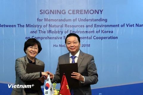 Bộ trưởng Trần Hồng Hà và Bộ trưởng Bộ Môi trường Hàn Quốc Kim Eunkyung ký Bản ghi nhớ hợp tác toàn diện về môi trường giữa hai bộ. (Nguồn: kT/Vietnam+)