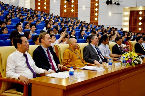 Các đại biểu và sinh viên tham dự buổi đối thoại về biến đổi khí hậu. (Nguồn ảnh: Gemmes Việt Nam)