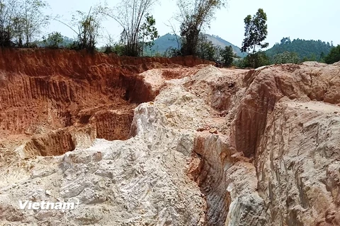 Một quả đồi bị đào bới tan hoang để khai thác cao lanh tại xã Tân Phương, Thanh Thủy, Phú Thọ. (Ảnh: Hùng Võ/Vietnam+)