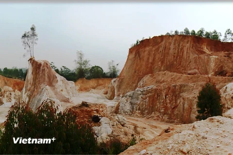 Một quả đồi bị san phẳng, đào bới tan hoang để khai thác quặng cao lanh tại xã Tân Phương. (Ảnh: Hùng Võ/Vietnam+)