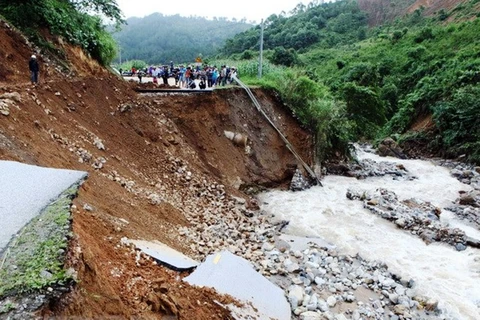 Một đoạn đường bị chia cắt do mưa lũ tại Tân Uyên, tỉnh Lai Châu. (Ảnh: Quý Trung/TTXVN)