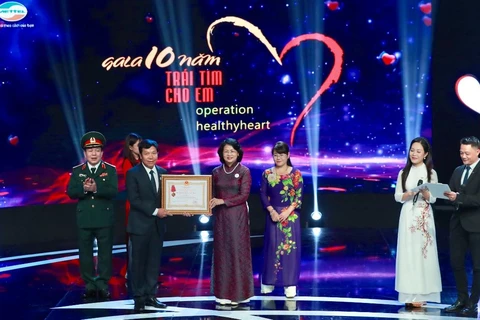 Phó Chủ tịch nước Đặng Ngọc Thịnh trao Huân chương lao động hạng 3 cho Quỹ Tấm lòng Việt. (Nguồn ảnh: BTC cung cấp)