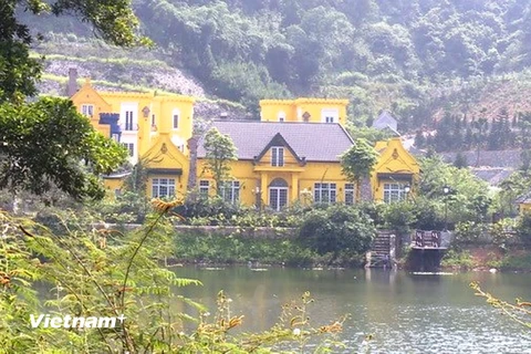 Công trình màu vàng xây dựng trên khu vực hồ Đồng Đò tại xã Minh Trí, huyện Sóc Sơn. (Ảnh Nguyễn Dũng/Vietnam+)
