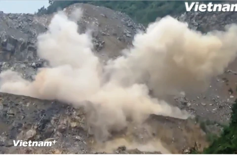 Hoạt động nổ mìn phá núi vẫn diễn ra sôi động tạ các mỏ đá đang bị tạm dừng để khắc phục vi phạm. (Ảnh: H.V/Vietnam+)